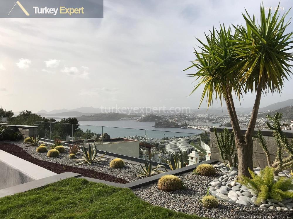 large independent villa with sea3