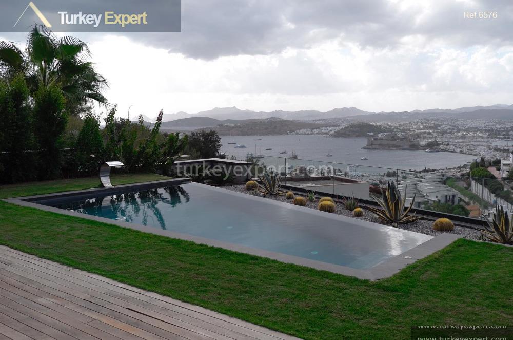 large independent villa with sea4