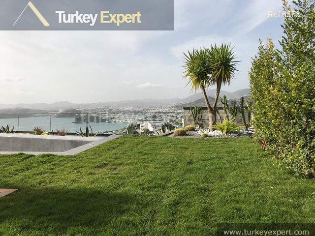 large independent villa with sea9
