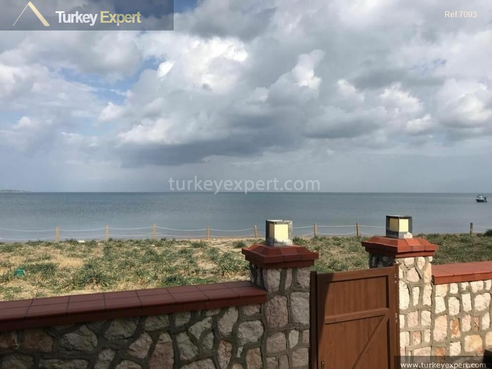 Izmir Urla�da kiralik denize sifir bahçeli villa