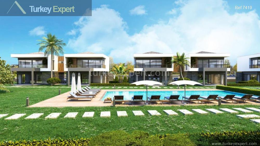 luxurious villas with ample gardens11