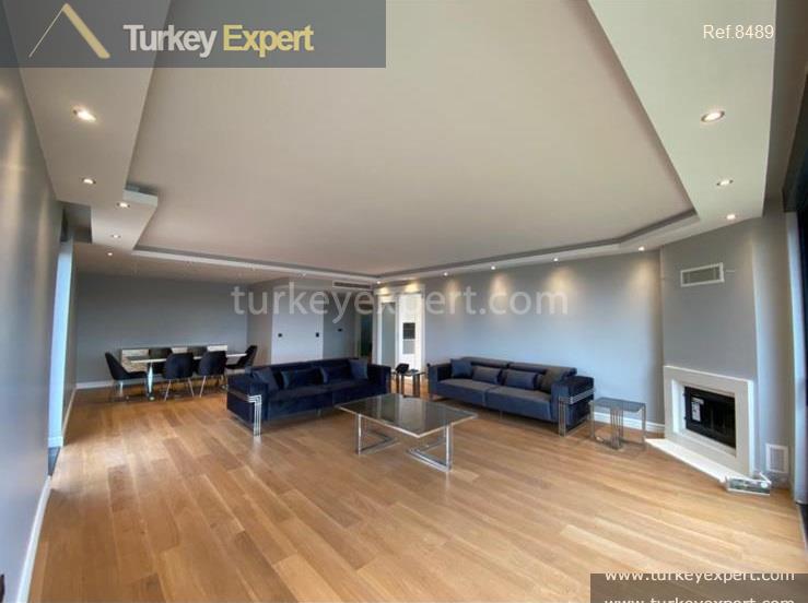 Zekeriyakoy villa for sale on a well-maintained compound, Istanbul Sariyer 1